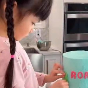 garotinha-de-4-anos-confecciona-bolos-decorados-com-diy